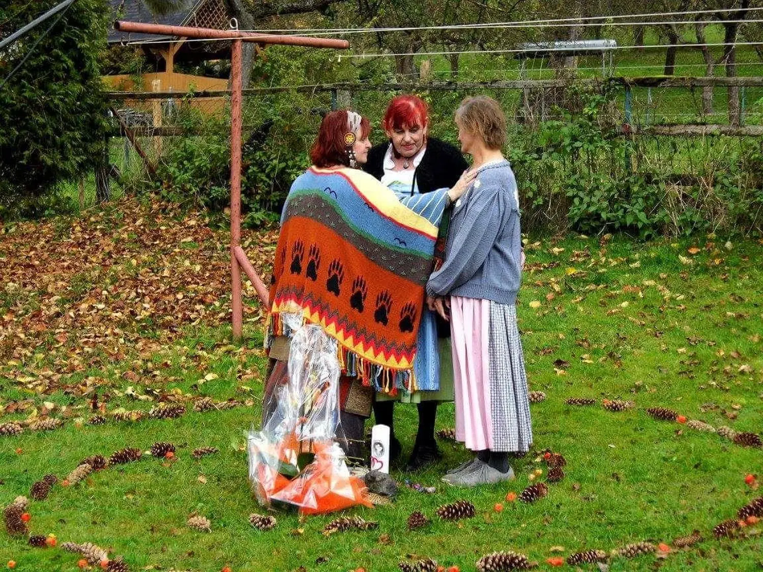 Drei Frauen versammelten sich